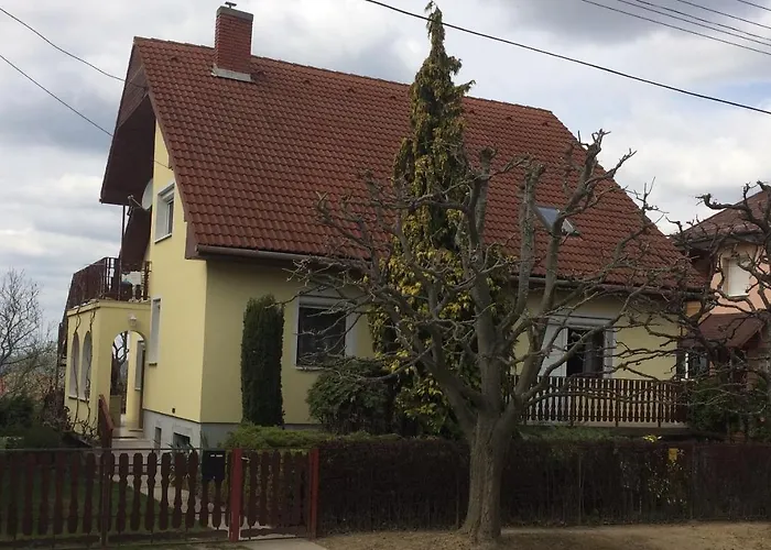 Szalai Vendeghaz * チェーセクトマイ