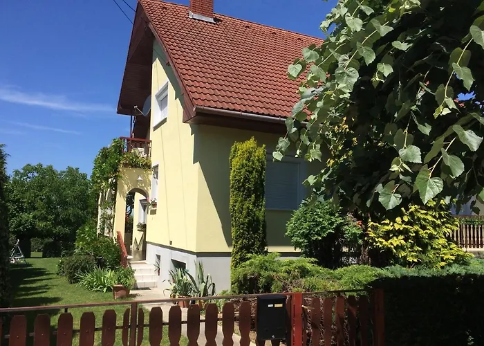 Szalai Vendeghaz * チェーセクトマイ